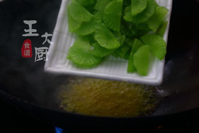 莴笋炒西红柿鸡蛋的家常做法，莴笋番茄炒蛋（适合春季吃的营养餐——番茄炒莴笋）