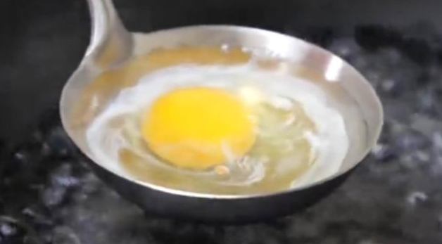 牛奶荷包蛋的正确方法，这几种方法教你怎么煮荷包蛋。不散形还很鲜嫩