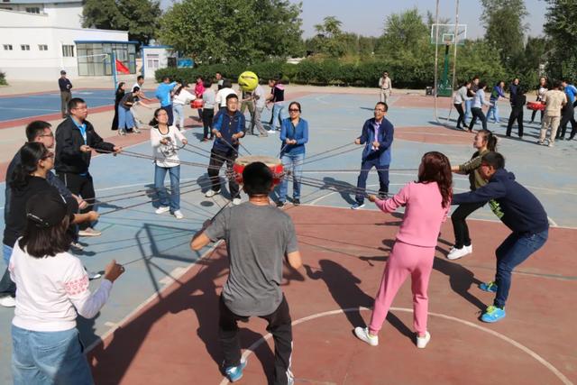公司团建活动游戏，公司团建常做的小游戏（20个趣味团建活动游戏）