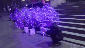 氦气气球为什么会爆炸，广州一高校门前小车突然爆炸变废铁