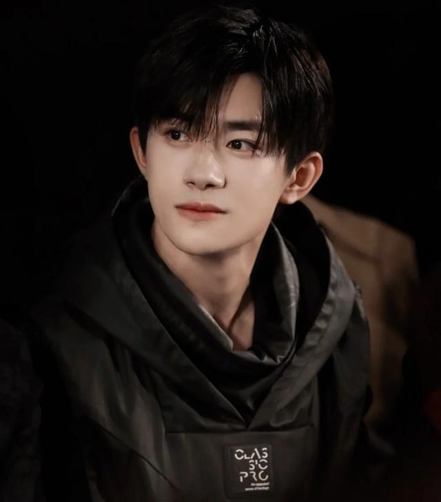 1,从13岁出道,到20岁逆袭顶流,易烊千玺到底经历了什么?