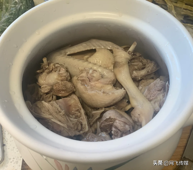 滋补老鸭汤，老鸭汤怎么炖（喝上一碗神清气爽）