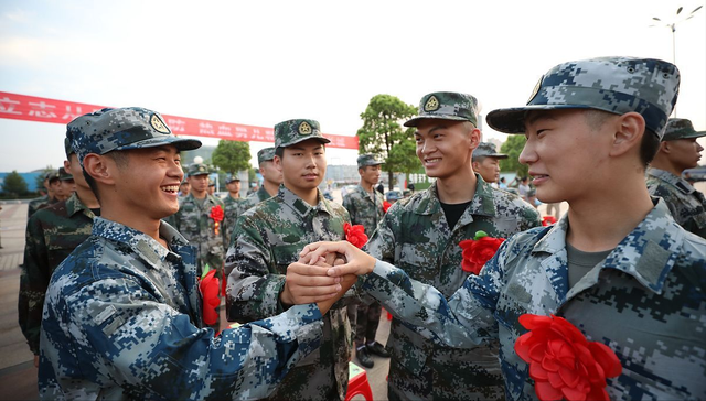 什么时候当兵最好，大学生新生入伍什么时间走最合适（大几去当兵比较好，你知道吗）