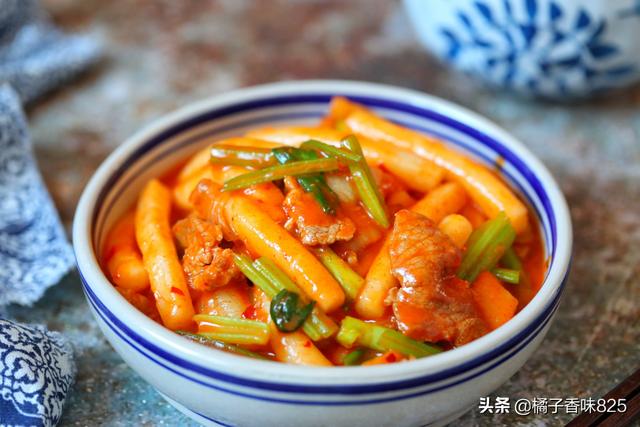 辣白菜炒年糕的家常做法，辣白菜与年糕天生一对