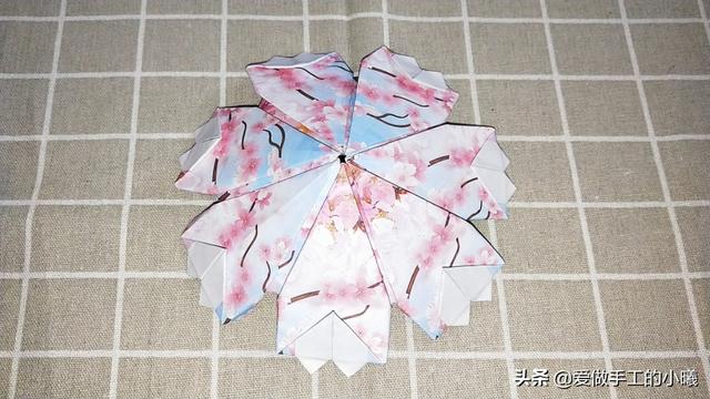 最简单的雨伞折纸方法图解，折纸教程：带爱心的小花伞