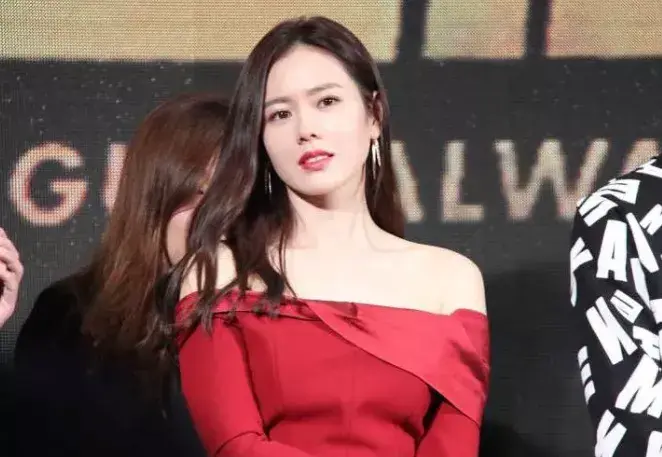 李采潭个人信息，请问这是什么电影（2021年韩国10大“最美女演员”）