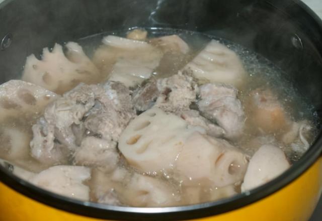 湖藕怎么做炖得烂 藕炖排骨什么时候放藕，湖藕怎么做炖得烂（炖好的汤汁不发黑）