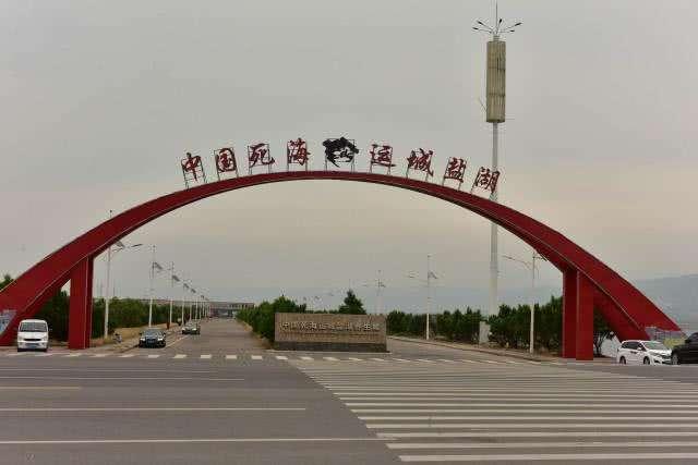 中国死海在哪里，中国三大死海（人可在水中自由漂浮）