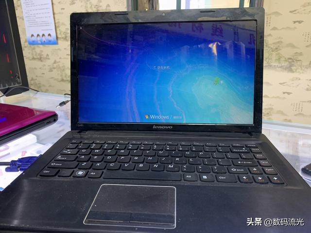 电脑显示器突然变色怎么回事，电脑屏幕显示变色怎么回事（电脑正用着屏幕突然变色）