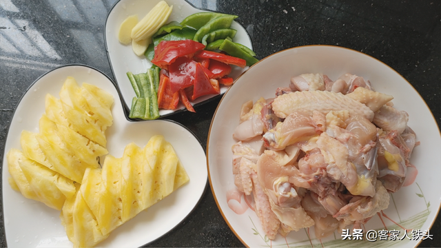 菠萝鸡块家常做法简单，半只鸡加1块菠萝