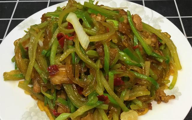 白萝卜炒粉条的做法，青萝卜炒粉条的做法（冬天要多吃萝卜）
