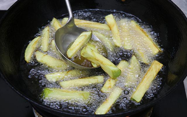 虎皮辣子烧茄子的家常做法窍门，家常虎皮辣子烧茄子怎么做好吃（教你做烧椒茄子）
