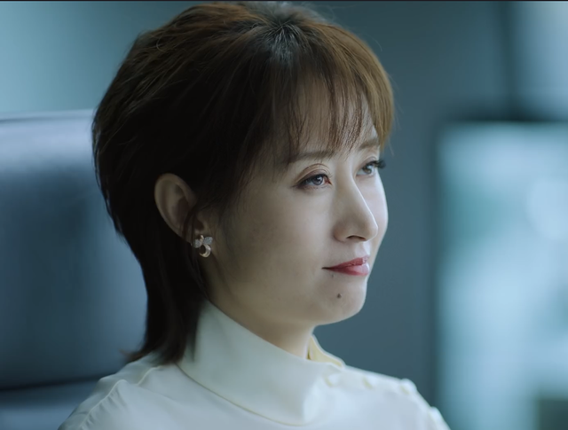 《正青春》首播，吴谨言悬浮让人出戏，殷桃像得罪了造型师