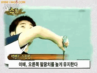 羽毛球反手怎么打，羽毛球反手怎么打高远球（按照细节注意点去练习反手击球）