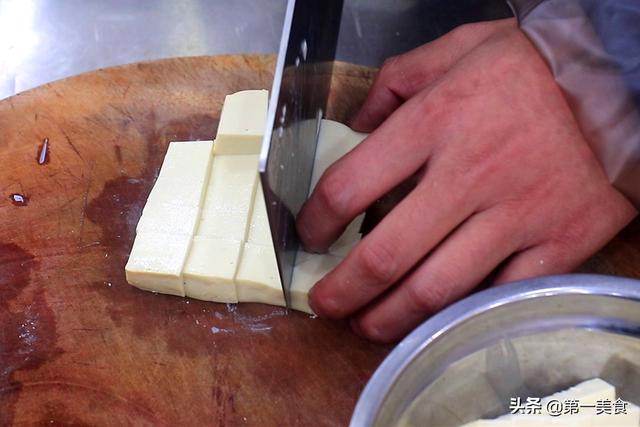 咸鸭蛋怎么做好吃，咸鸭蛋怎么做好吃又简单视频（豆腐和咸鸭蛋烧一盘、营养极高）