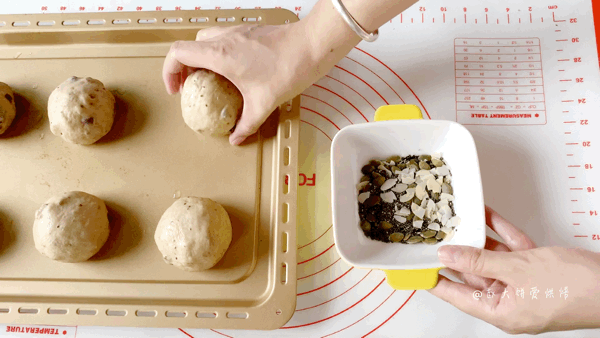 果子面包的做法，水果面包的各种做法（低糖低油的全麦坚果餐包）