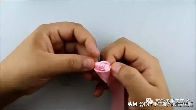 彩带的折法，彩带的折法大全 风铃花（一根丝带就卷出一朵螺旋形状的玫瑰）