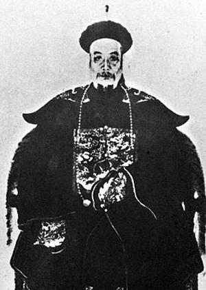 战死虎门的广东水师提督是， A.陈化成B.海龄C.左宝贵 D.关天培（虎门炮台上血染的风采：关天培）