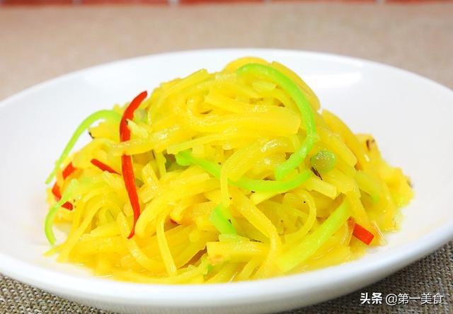 南瓜怎么炒好吃又简单，南瓜怎么炒好吃又简单魔芋豆腐可以搭配什么一起炒（炒南瓜丝很多人都做错了）