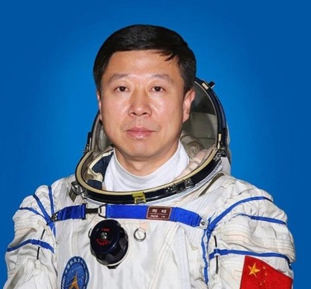 中国航天员资料，关于中国航天员的资料（中国人民解放军航天员大队16名航天员军衔、职务及资料照片）