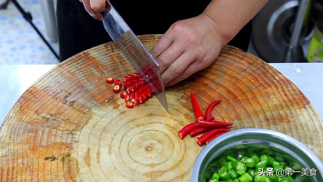 干锅肥肠，干锅肥肠的做法 视频（厨师长教你做“干锅肥肠”）