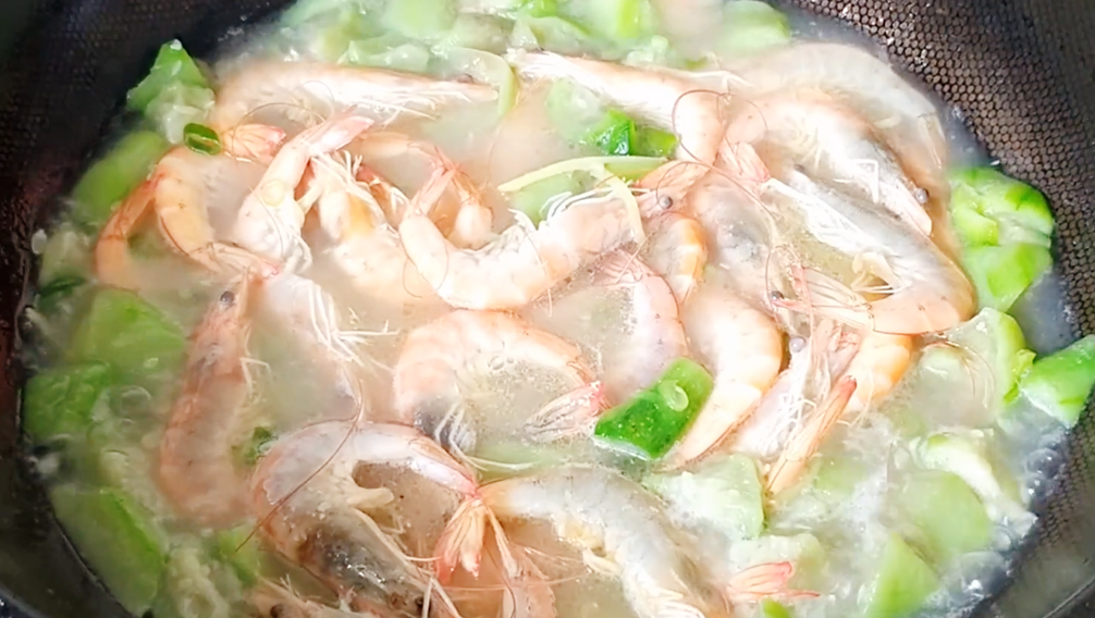 圖片[6]-【絲瓜大蝦湯】做法步驟圖 鮮香味美 出鍋湯汁都不剩-起舞食譜網(wǎng)