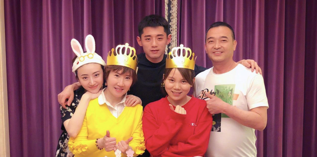 景甜的家庭背景曝光，父母已经离婚，生活里的司藤，依然相信爱情