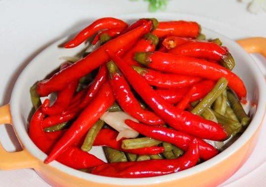 泡椒怎么吃法，泡椒怎么做怎么吃（用来炒菜烧菜最好吃了）