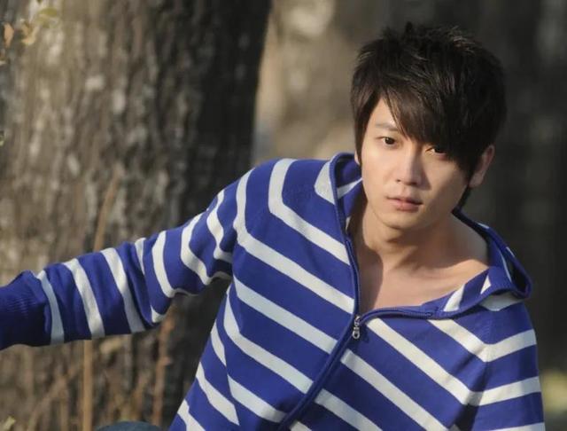 东来东往 - 没有眼泪的童话歌词是什么，东来东往别说我的眼泪你无所谓视频（消失的网络歌手——东来东往）