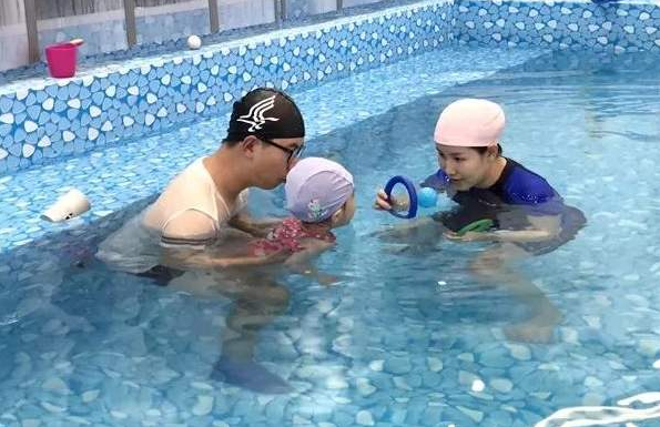 孩子游泳的好处与坏处，小孩坚持游泳的好处和坏处（备受追捧的“婴儿游泳”）