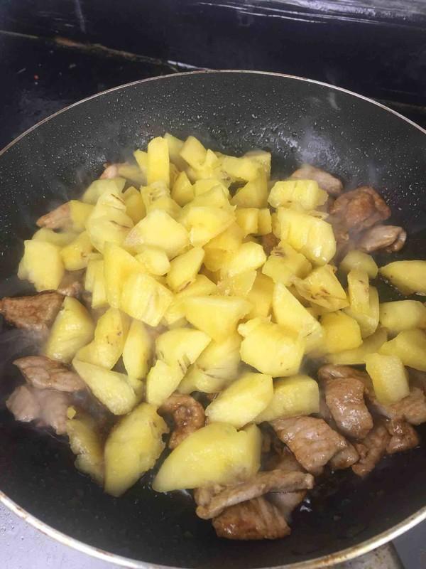 菠萝炒肉怎么做，菠萝炒虾仁的做法（炒肉好吃的“法宝”）