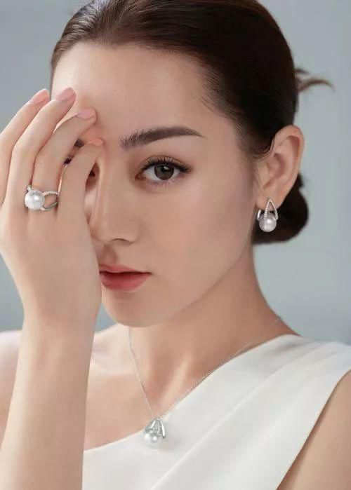 梨涡和酒窝的区别图哪个好看,女生脸上有这3个特征 - 玉三网