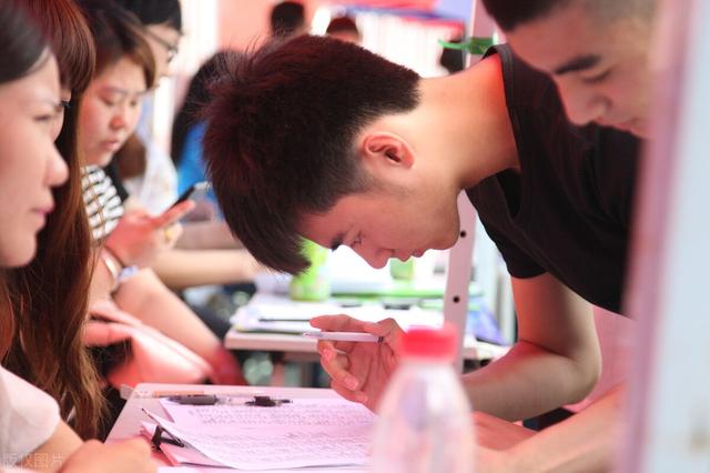 女人出轨闺蜜老公的惨痛代价，我被老公撵出了围城