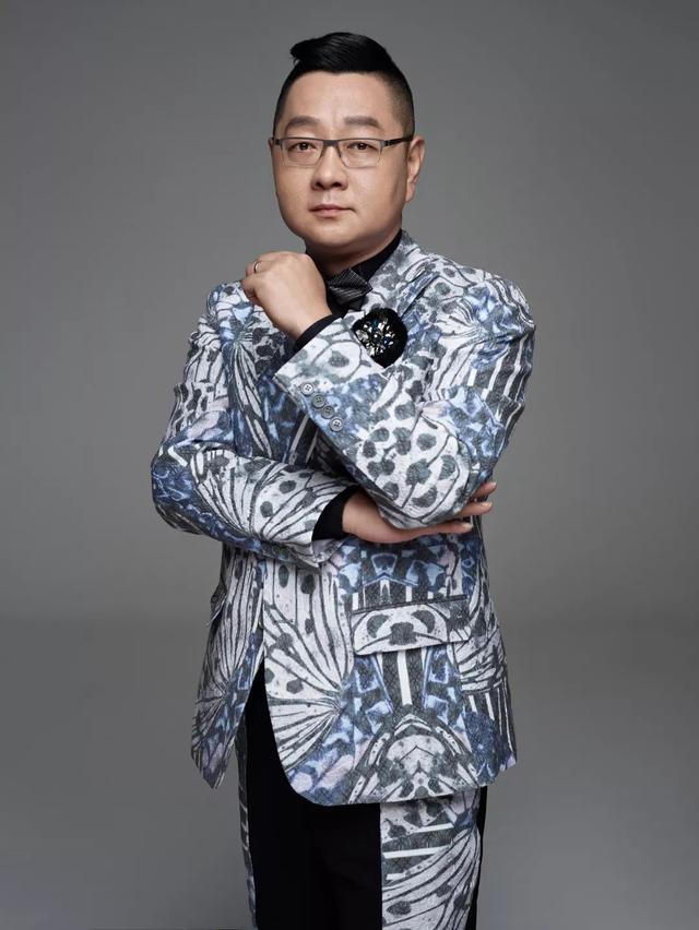 张绍刚，因主持《今日说法》大放异彩，而今他一家三口甜蜜照曝光