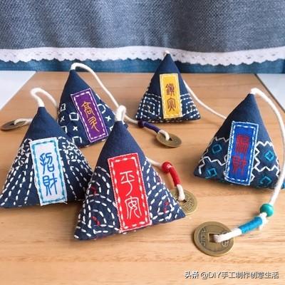 手工香囊怎么做又简单又漂亮，香囊的简单做法（一小块布绣上最简单的图案）