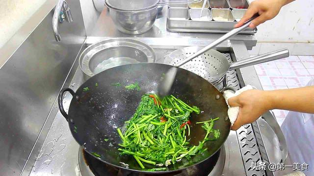茼蒿怎么吃好吃，厨师长简单一炒很家常