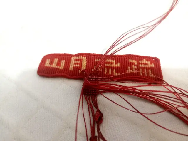 手工粽子怎么做简单又漂亮，手工五彩粽子制作方法（精致小巧的4角粽子）