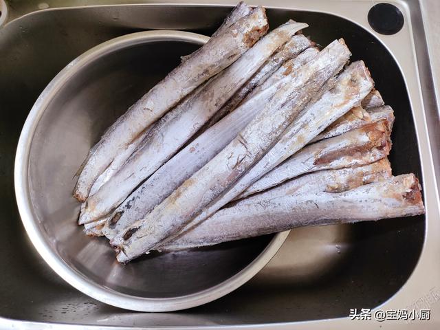 不炸的炖带鱼方法，带鱼不炸只炖怎么做好吃（费一次事能吃一周）