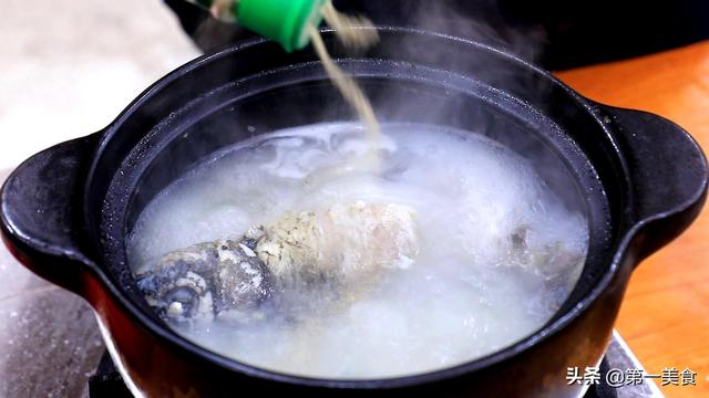 鲫鱼汤怎么熬出奶白色，怎样熬出奶白色鲫鱼汤（是开水和冷水的关键吗）