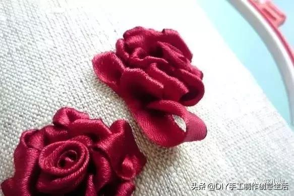 丝带玫瑰花教程，漂亮的丝带玫瑰蝴蝶结发卡（缝制精致好看的玫瑰丝带绣）