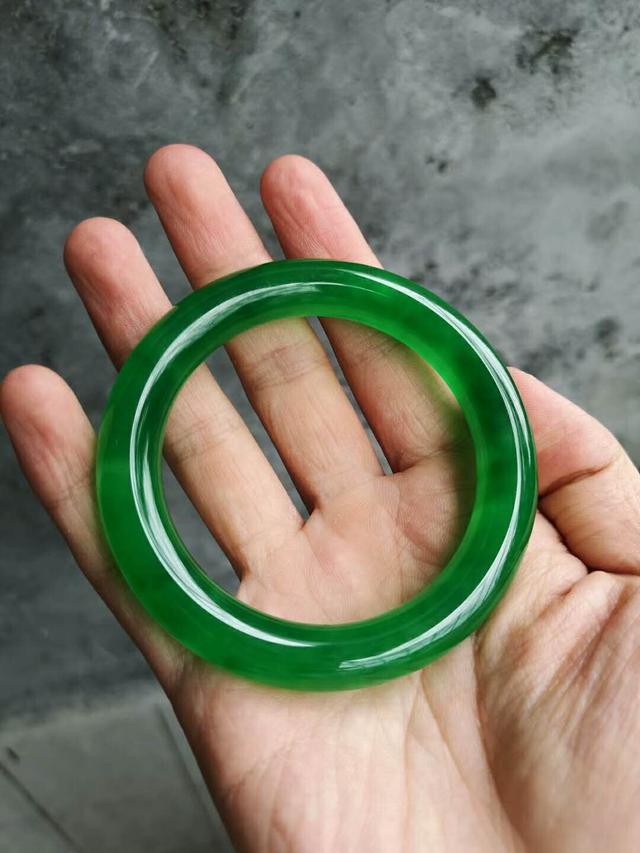 二手翡翠手镯到底能不能戴进去，二手翡翠手镯到底能不能戴