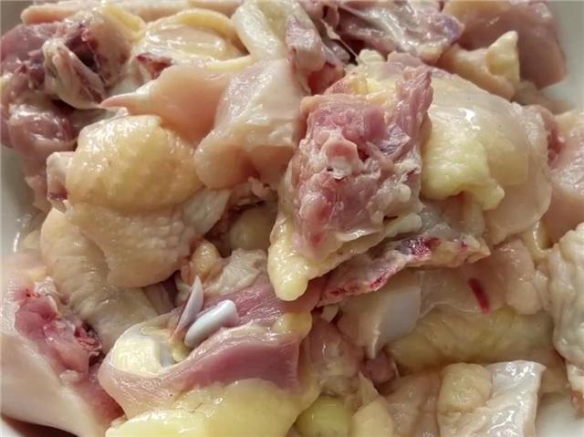 小鸡炖香菇怎么做呀，小鸡炖香菇怎么做好吃窍门（香气扑鼻的香菇炖鸡）