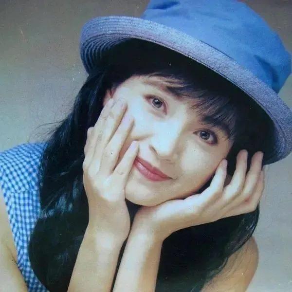 关于爱情的伤感歌曲，听的伤感情歌大全你们都听过了吗（方季惟《爱情的故事》）