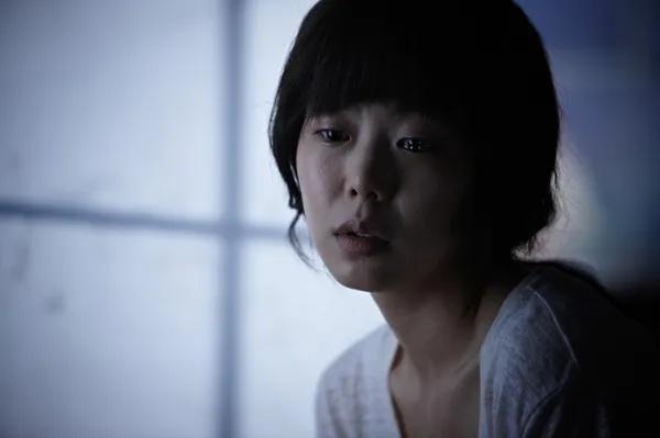 韩国电影《火车》:枕边人是杀人犯?是谁毁掉了善英的人生?