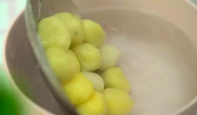 藕粉怎么吃最好吃，藕粉应该怎么吃（藕粉别再冲水喝了）