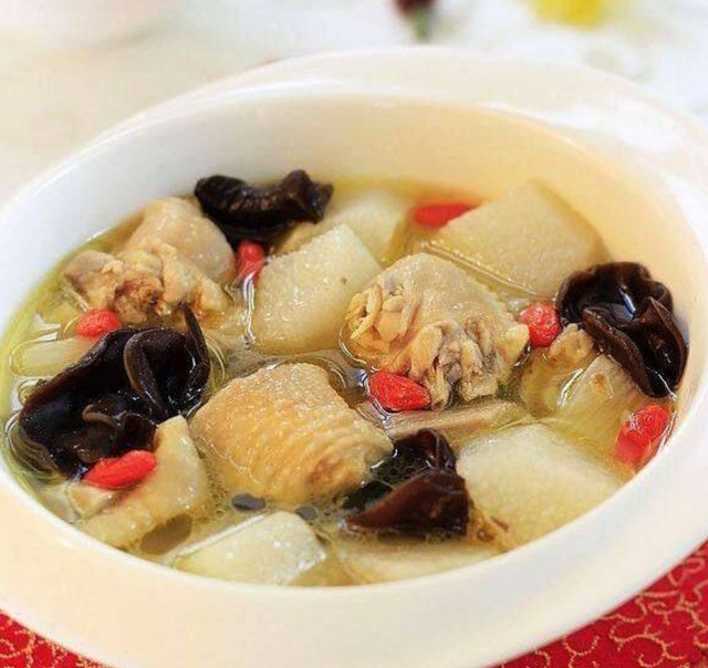 感冒可以吃鸡肉吗，感冒可以吃鸡肉吗小孩（感冒吃鸡，神仙难医）