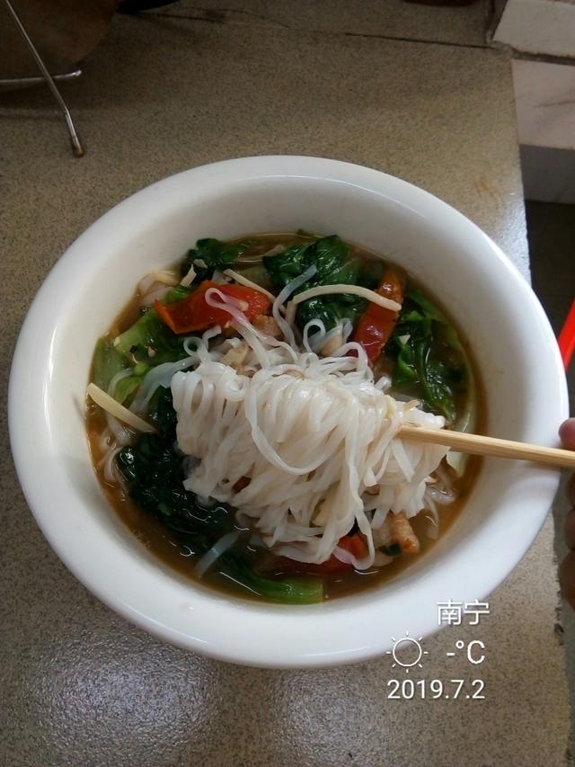  汤粉怎么做好吃，中午下班做个猪肉汤粉 