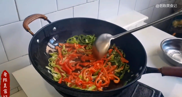 青椒炒火腿的做法，青椒炒火腿的家常做法（家常菜辣椒炒火腿做法）