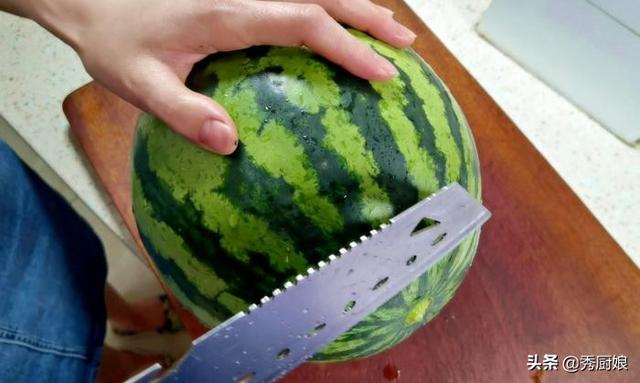 网红切西瓜方法，切西瓜的视频火了（韩国大妈教我的切西瓜方法）