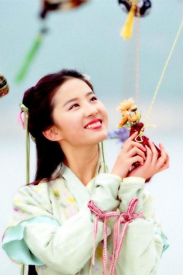 她的眼睛会唱歌，她说她的眼睛会唱歌是什么歌曲（刘亦菲古装高清壁纸）